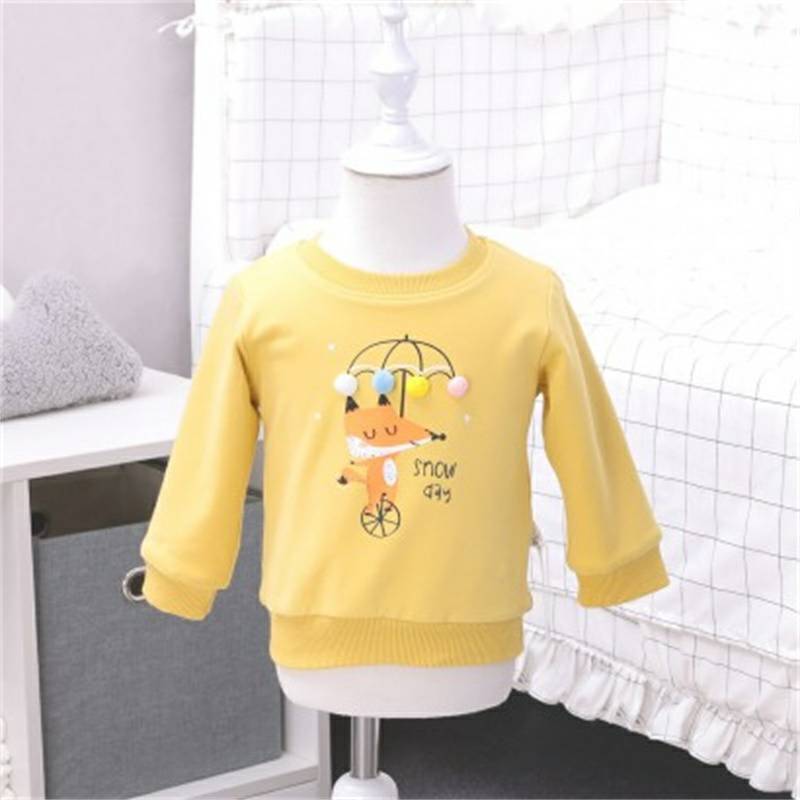 bayi Verantwortung jantan dan betina rubah kecil dengan sweter beludru berwarna kuning