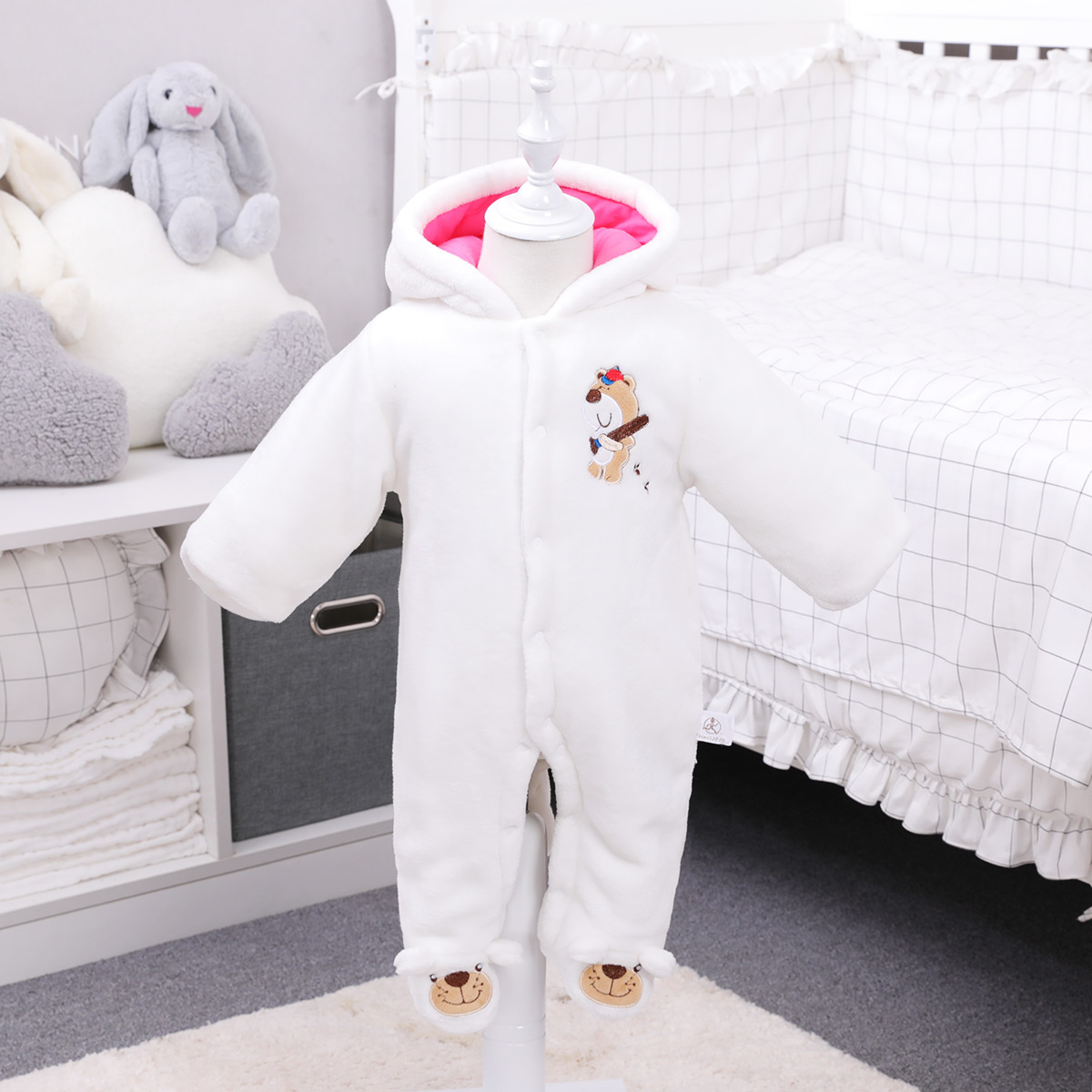 Verantwortung jantan dan betina bayi beludru karang musim dingin bahkan keluar dari tubuh merangkak sesuai beruang putih