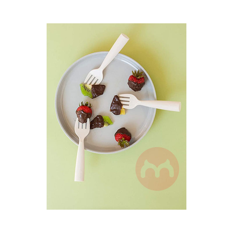 Miniware American mempelajari dua garpu bayi dan sendok asli lokal di luar negeri