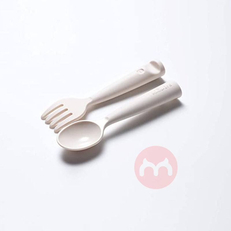 Miniware American mempelajari dua garpu bayi dan sendok asli lokal di luar negeri