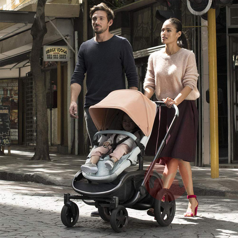 Quinny Pengendali bayi biru yang bisa dibawa dengan keranjang belanja besar