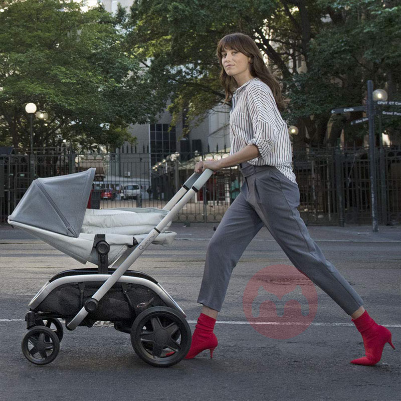 Quinny Pengendali bayi biru yang bisa dibawa dengan keranjang belanja besar