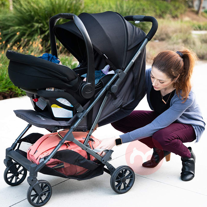 Joovy Pengendali bayi abu-abu dengan latar