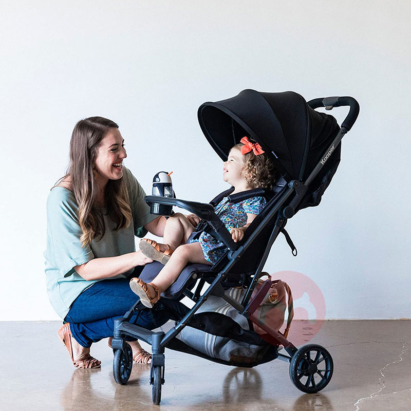 Joovy Pengendali bayi abu-abu dengan latar